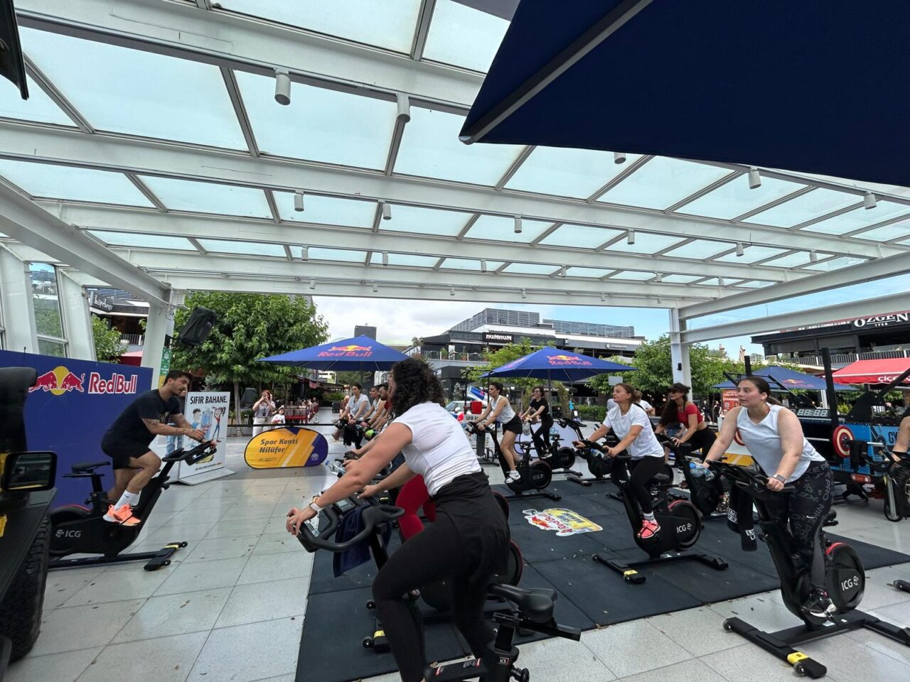 Nilüfer Belediyesi'nin düzenlediği açık hava spor etkinlikleri, yüzlerce vatandaşı bir