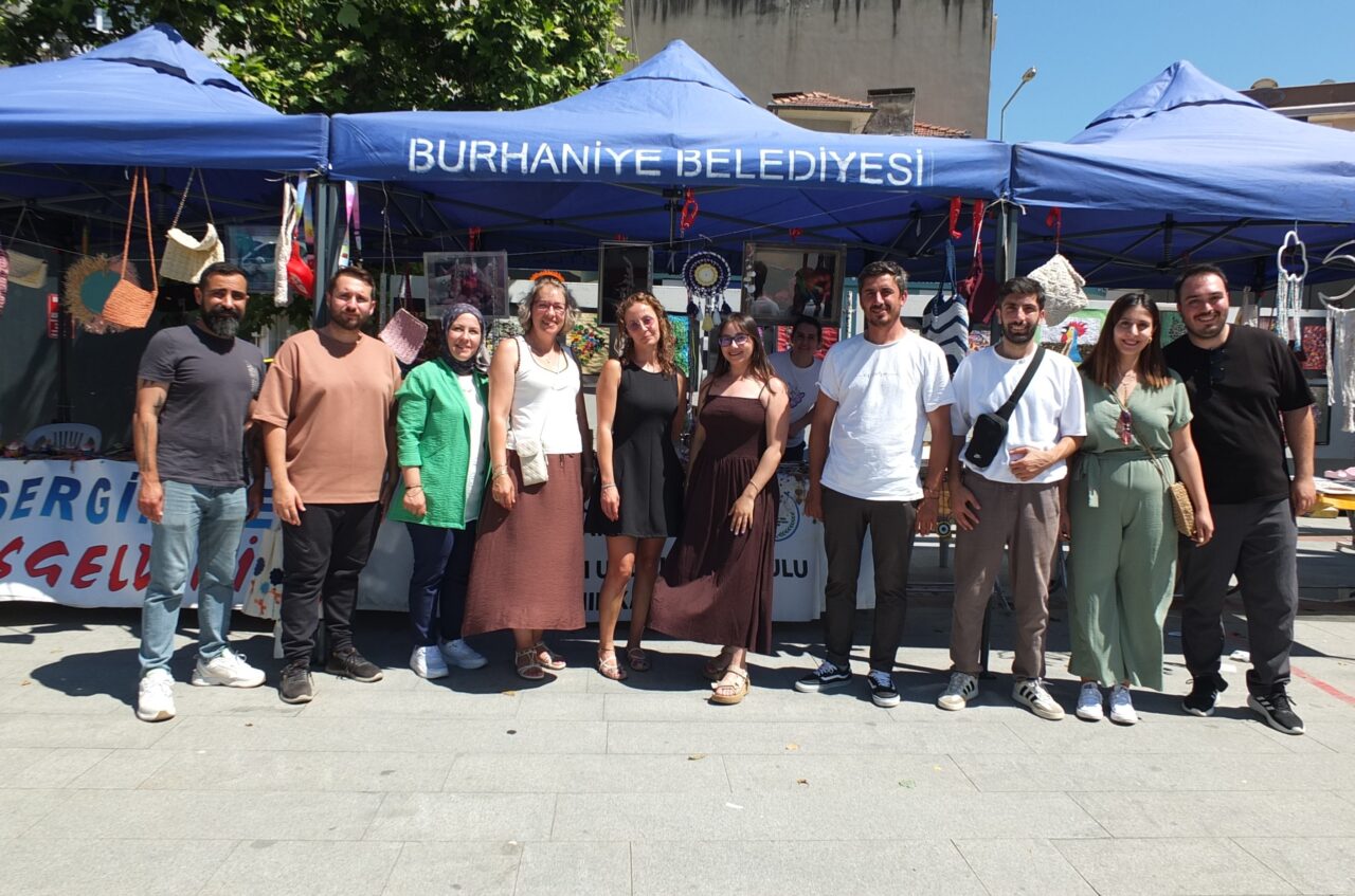 Balıkesir'in Burhaniye ilçesinde özel eğitim öğrencilerinin hazırladığı el sanatları ve