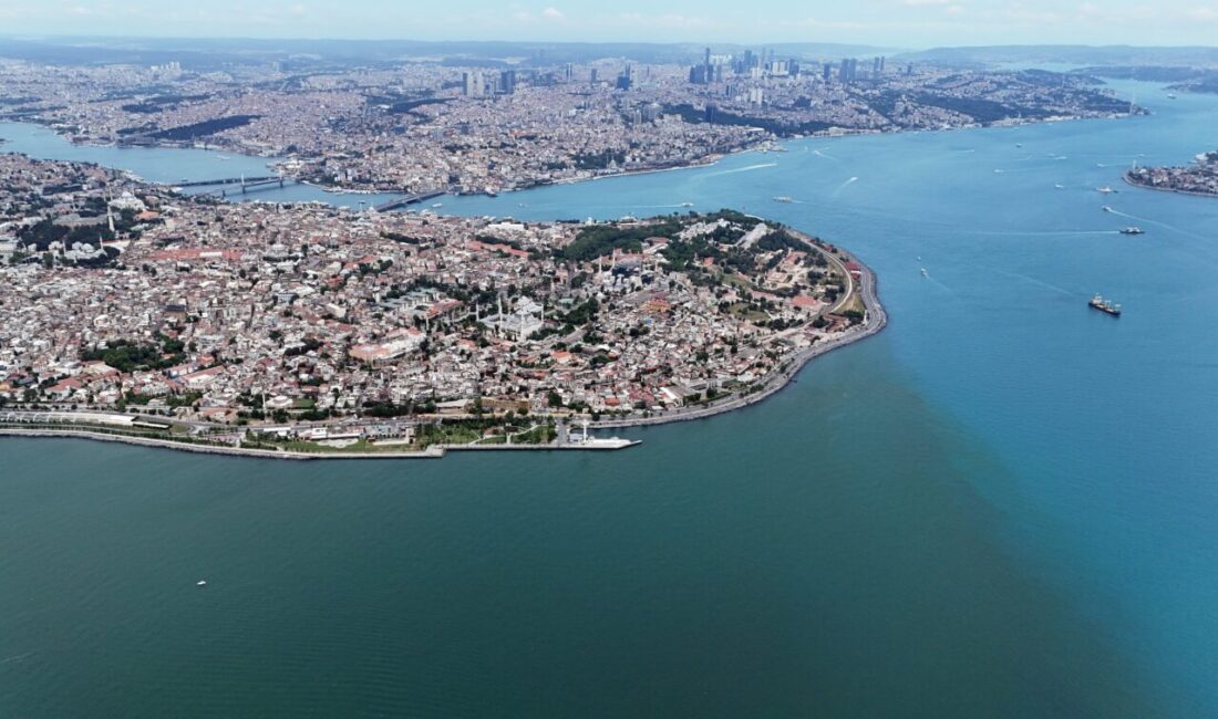 İstanbul’da iki deniz böyle buluştu İstanbul Boğazı'nın güney çıkışında Karadeniz'den gelen turkuaz renkli sular ile