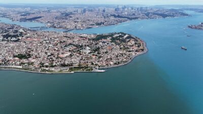 İstanbul Boğazı'nın güney çıkışında Karadeniz'den gelen turkuaz renkli sular ile