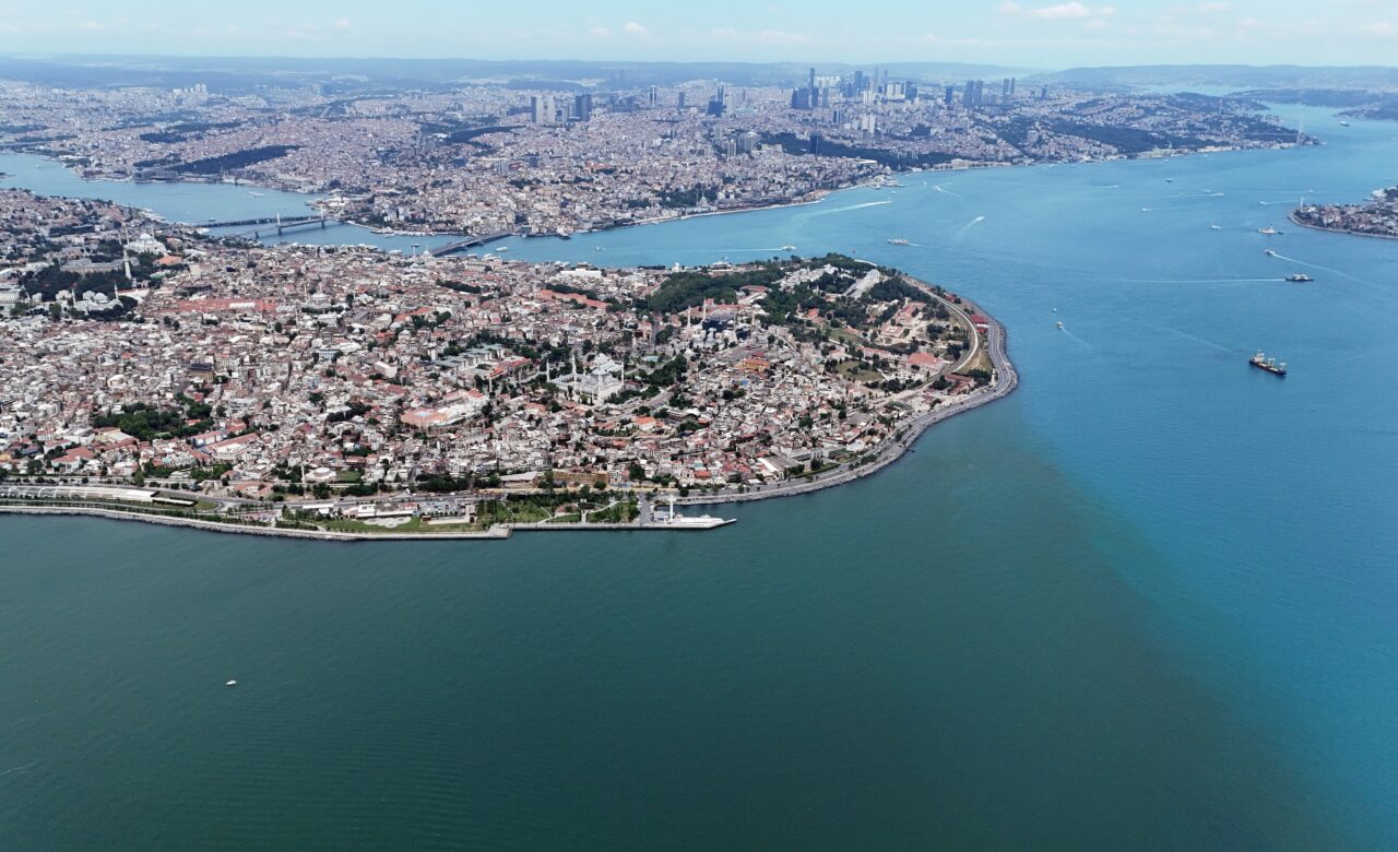 İstanbul Boğazı'nın güney çıkışında Karadeniz'den gelen turkuaz renkli sular ile