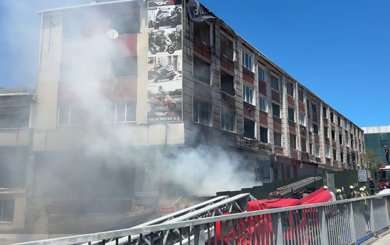 E-5 kenarında metruk bina alevlere teslim oldu 2 Bülten Medya -