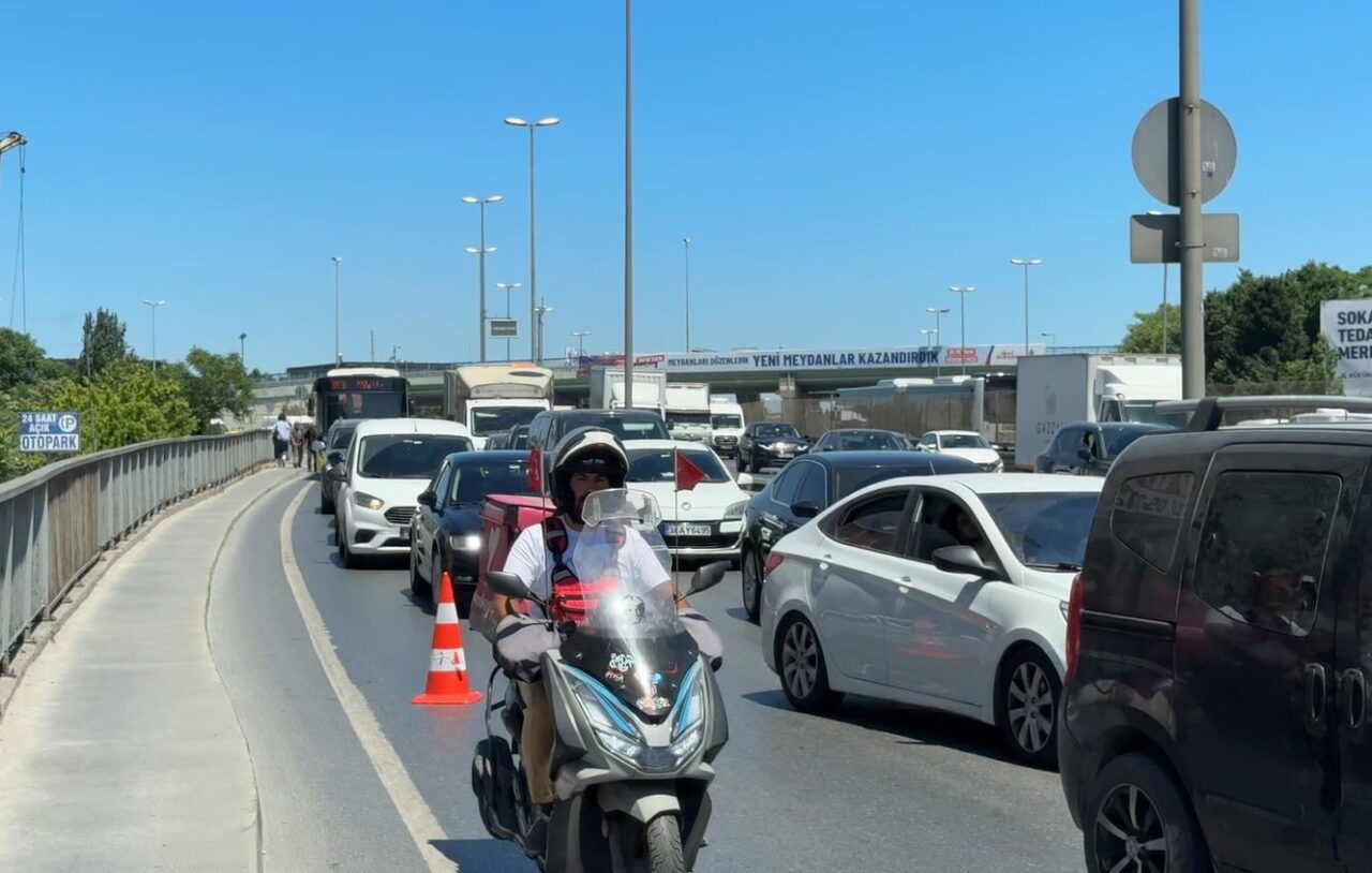 E-5 kenarında metruk bina alevlere teslim oldu 1 Bülten Medya -