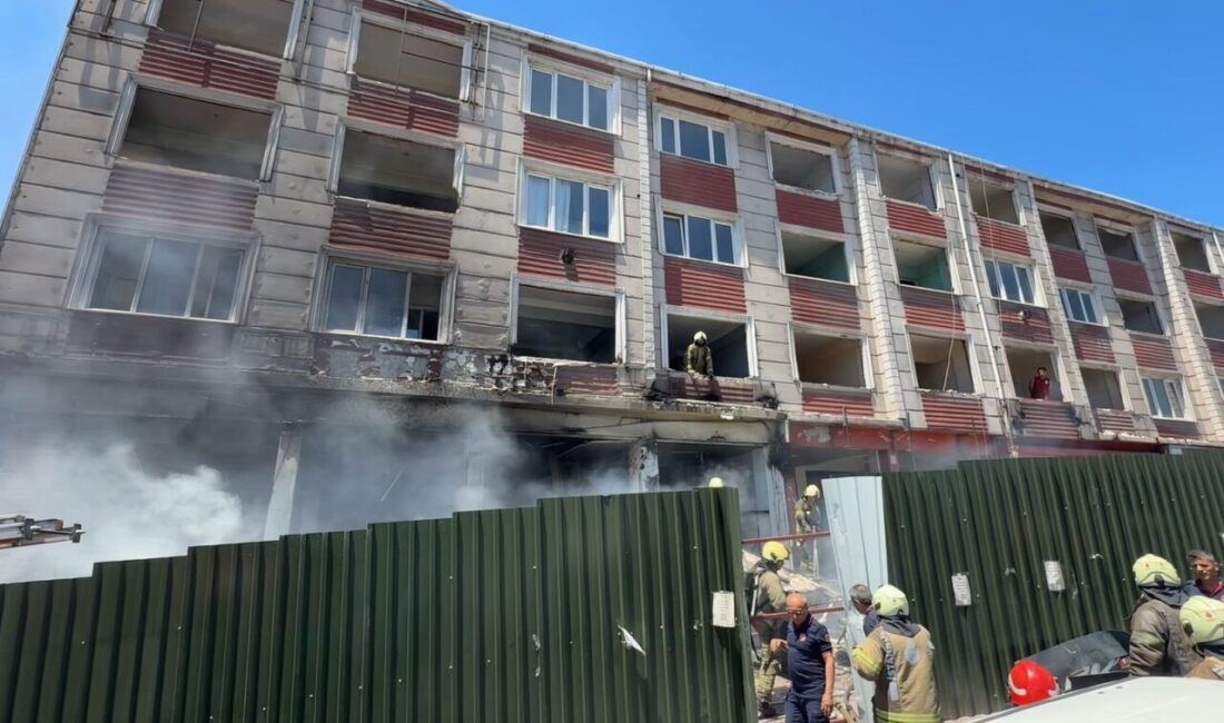 E-5 kenarında metruk bina alevlere teslim oldu Küçükçekmece’de E-5 yan yolunda bulunan metruk binada çıkan yangın itfaiye