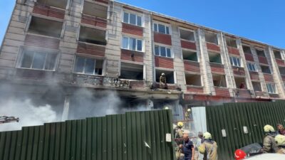Küçükçekmece’de E-5 yan yolunda bulunan metruk binada çıkan yangın itfaiye