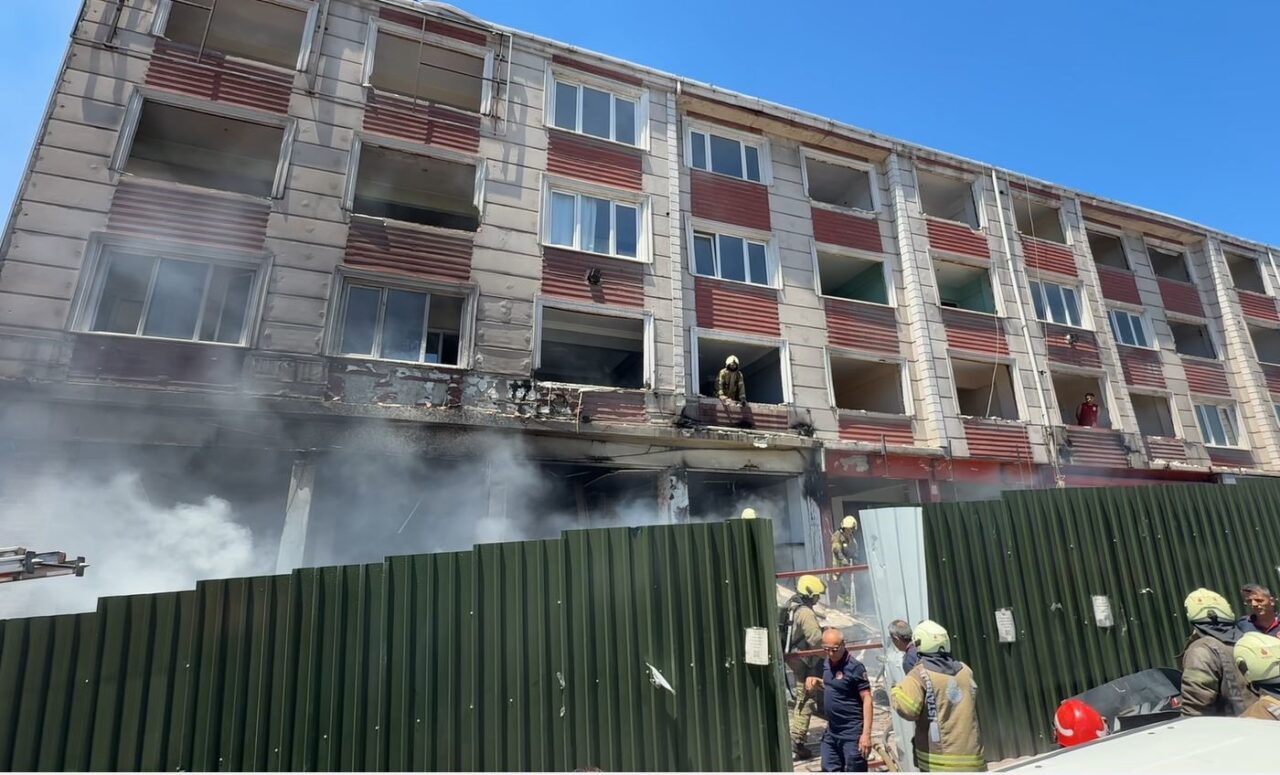 Küçükçekmece’de E-5 yan yolunda bulunan metruk binada çıkan yangın itfaiye