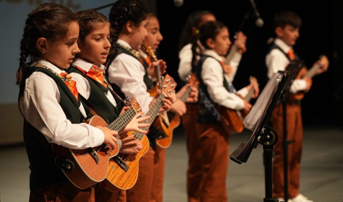 Hem çaldılar hem oynadılar Kocaeli Büyükşehir Belediye Konservatuvarı öğrencilerinin sahne aldığı konserde ukulele ve