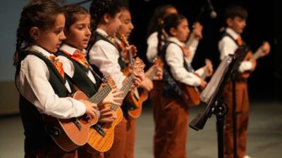 Kocaeli Büyükşehir Belediye Konservatuvarı öğrencilerinin sahne aldığı konserde ukulele ve