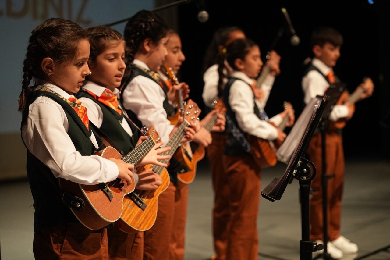 Kocaeli Büyükşehir Belediye Konservatuvarı öğrencilerinin sahne aldığı konserde ukulele ve