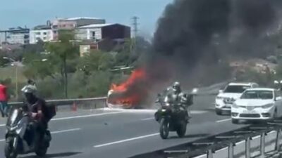 TEM Otoyolu'nda seyir halindeki bir araç, henüz bilinmeyen bir nedenle