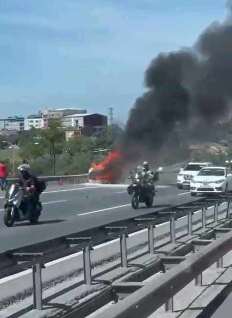 TEM Otoyolu'nda seyir halindeki bir araç, henüz bilinmeyen bir nedenle