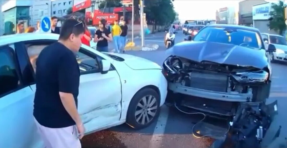 Ümraniye'de kırmızı ışık ihlali nedeniyle meydana gelen trafik kazası motosiklet