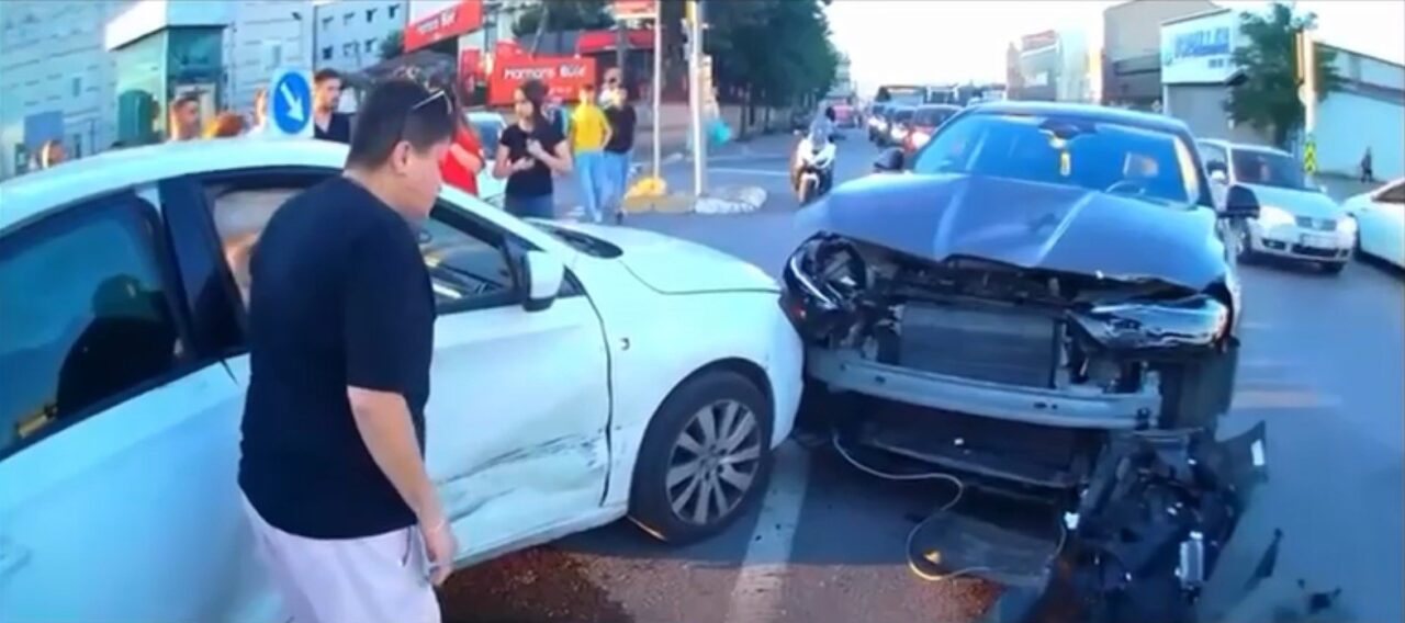 Ümraniye'de kırmızı ışık ihlali nedeniyle meydana gelen trafik kazası motosiklet