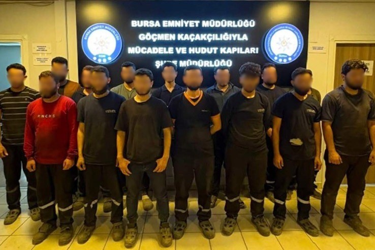 Bursa’da düzenlenen operasyonlarda kaçak göçmen işçi çalıştırıldığı belirlenen adreslere baskın
