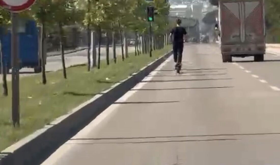 Bursa’da elektrikli scooter kullanan bir kişinin yoğun trafikte sergilediği tehlikeli