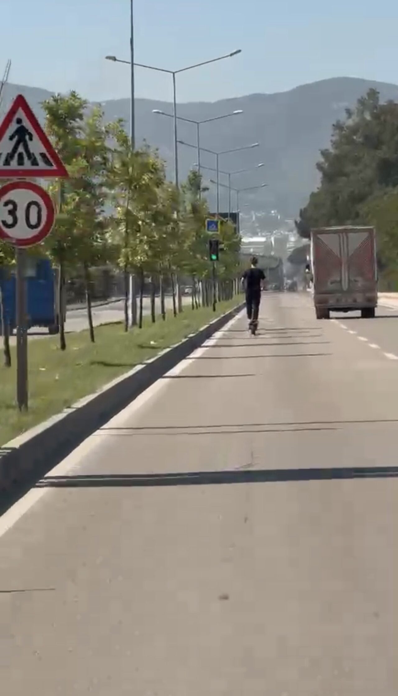 Bursa’da elektrikli scooter kullanan bir kişinin yoğun trafikte sergilediği tehlikeli