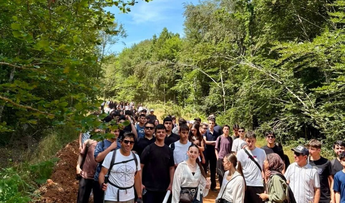 Gençler kanyonda doğayla buluştu Körfez Belediyesi'nin düzenlediği doğa yürüyüşünde lise öğrencileri, Çoban Geçidi Kanyonu’nun