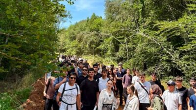 Körfez Belediyesi'nin düzenlediği doğa yürüyüşünde lise öğrencileri, Çoban Geçidi Kanyonu’nun