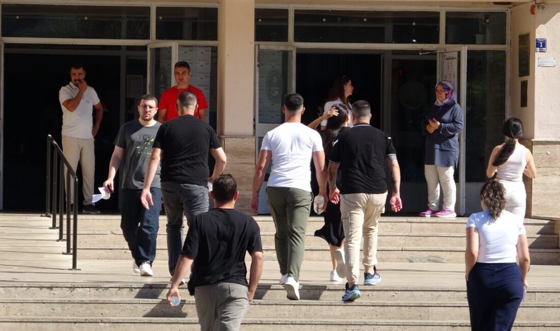 Çanakkale’de YKS’nin ilk oturumu olan TYT öncesinde okul önlerinde heyecan