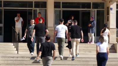 Çanakkale’de YKS’nin ilk oturumu olan TYT öncesinde okul önlerinde heyecan