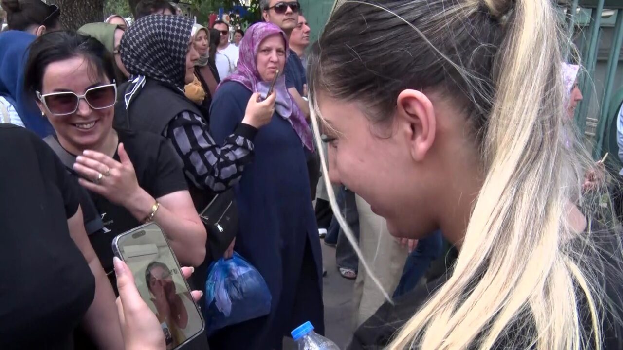 Anne kızını ekrandan gözyaşlarıyla karşıladı 2 Bülten Medya -