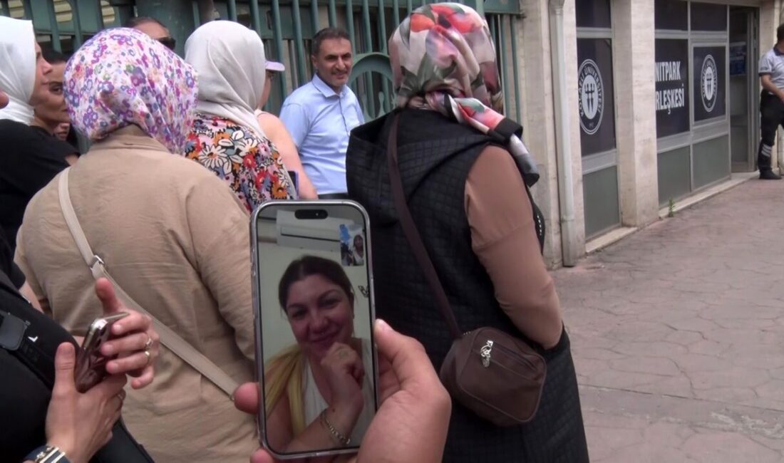 Anne kızını ekrandan gözyaşlarıyla karşıladı Antalya’da yaşayan bir anne, Kocaeli’de TYT’ye giren kızının heyecanına görüntülü