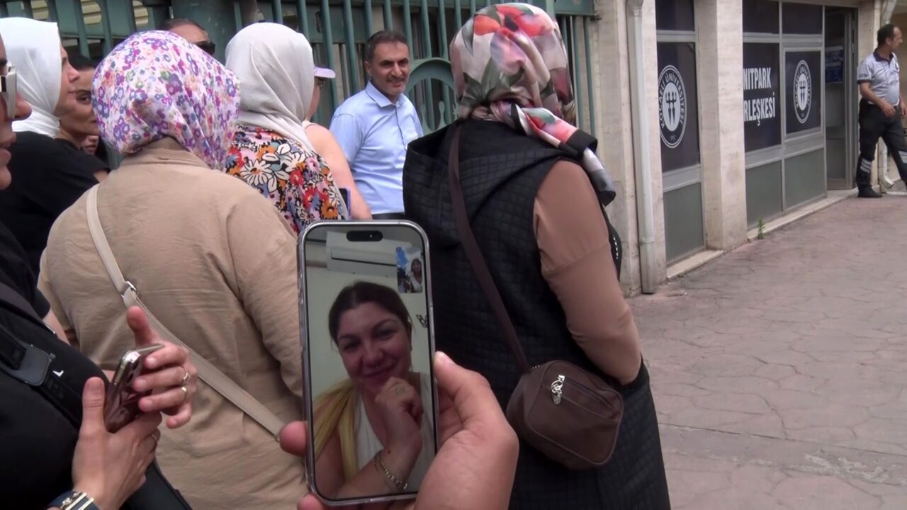 Antalya’da yaşayan bir anne, Kocaeli’de TYT’ye giren kızının heyecanına görüntülü