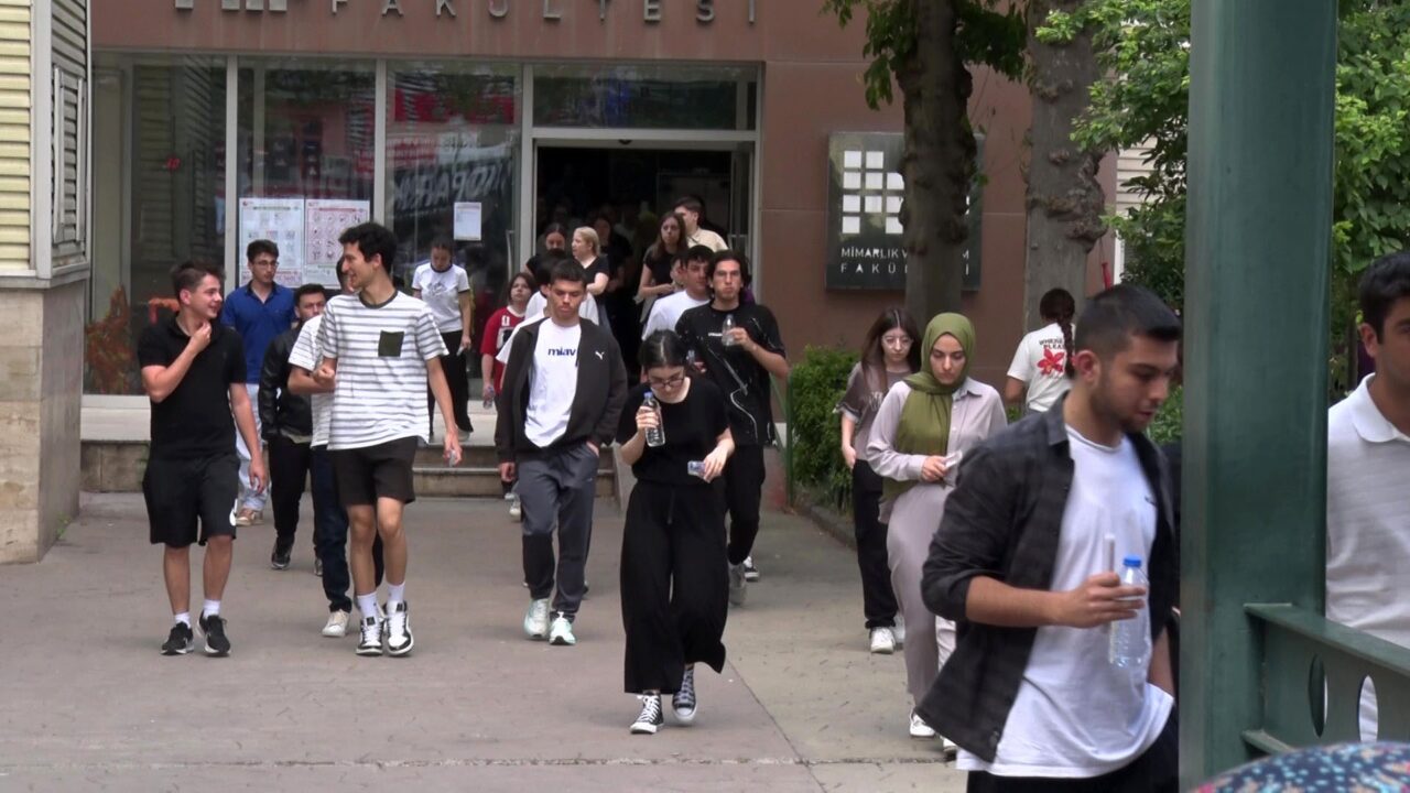 Anne kızını ekrandan gözyaşlarıyla karşıladı 1 Bülten Medya -
