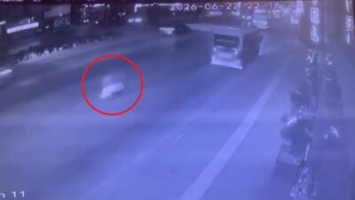Bursa’nın Osmangazi ilçesinde kamyonetin makas atarken çarptığı motosiklette bulunan 18