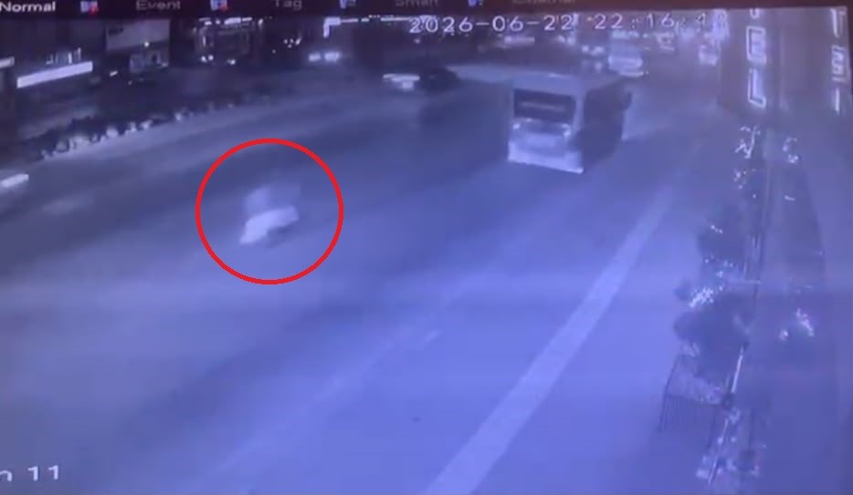 Makas faciası can aldı Bursa’nın Osmangazi ilçesinde kamyonetin makas atarken çarptığı motosiklette bulunan 18