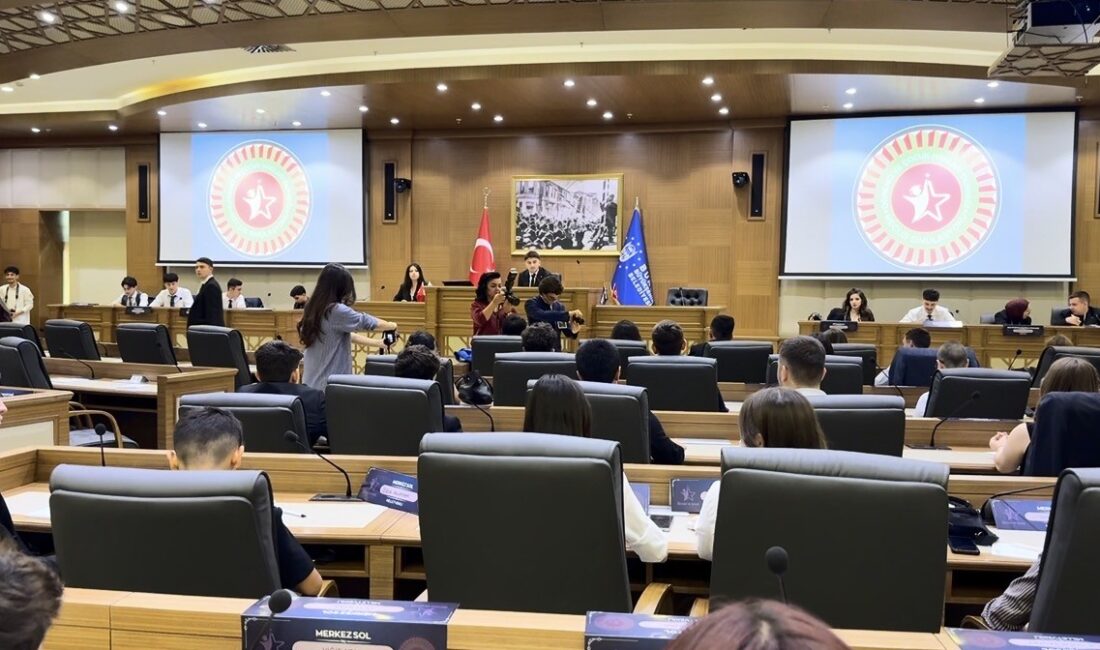 Bursa'da düzenlenen Parlamenter Meclis Simülasyonu'nda 180 lise öğrencisi milletvekili gibi