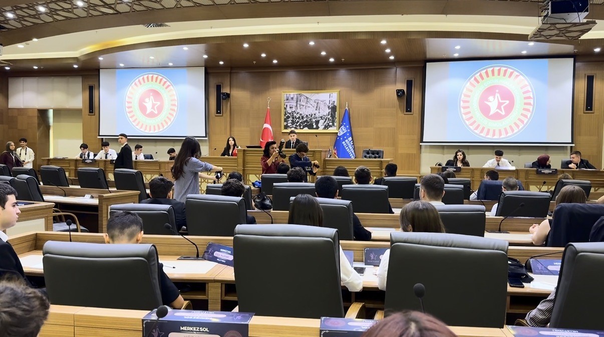 Bursa'da düzenlenen Parlamenter Meclis Simülasyonu'nda 180 lise öğrencisi milletvekili gibi