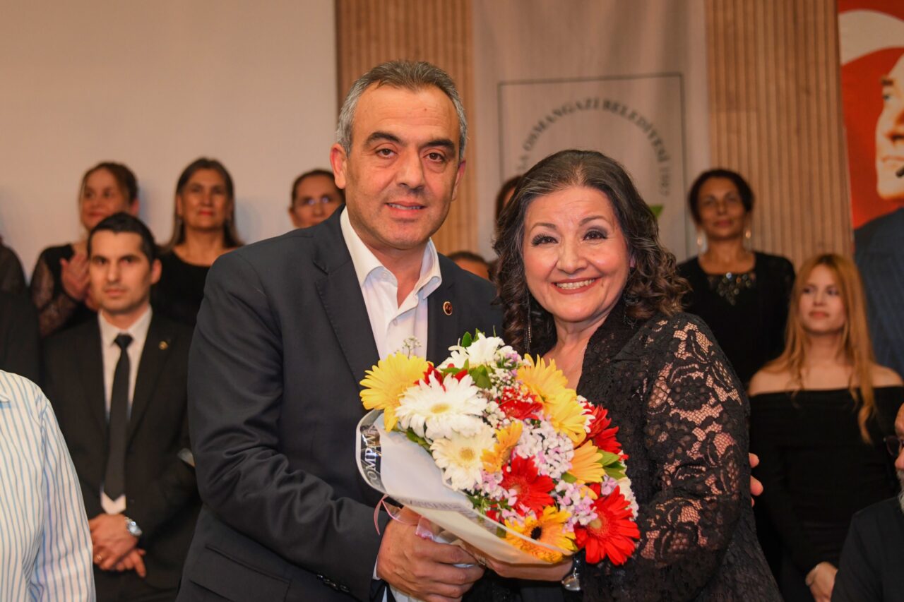 Salon hep bir ağızdan şarkılara eşlik etti 2 Bülten Medya -