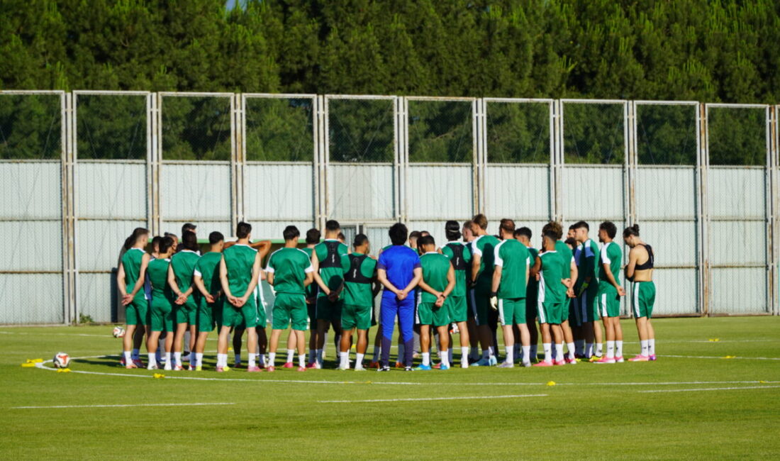 Bursaspor, yeni sezonun ilk antrenmanını gerçekleştirirken teknik direktör Mustafa Er,