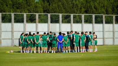 Bursaspor, yeni sezonun ilk antrenmanını gerçekleştirirken teknik direktör Mustafa Er,