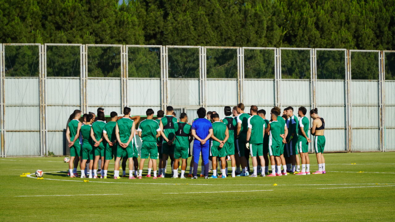 Bursaspor, yeni sezonun ilk antrenmanını gerçekleştirirken teknik direktör Mustafa Er,