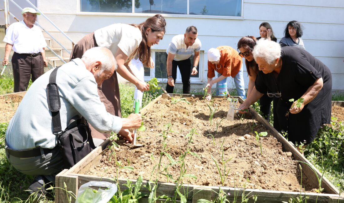 Nilüfer'de huzurevi ve Alzheimer Hasta Konukevi sakinleri, düzenlenen etkinlikte meyve