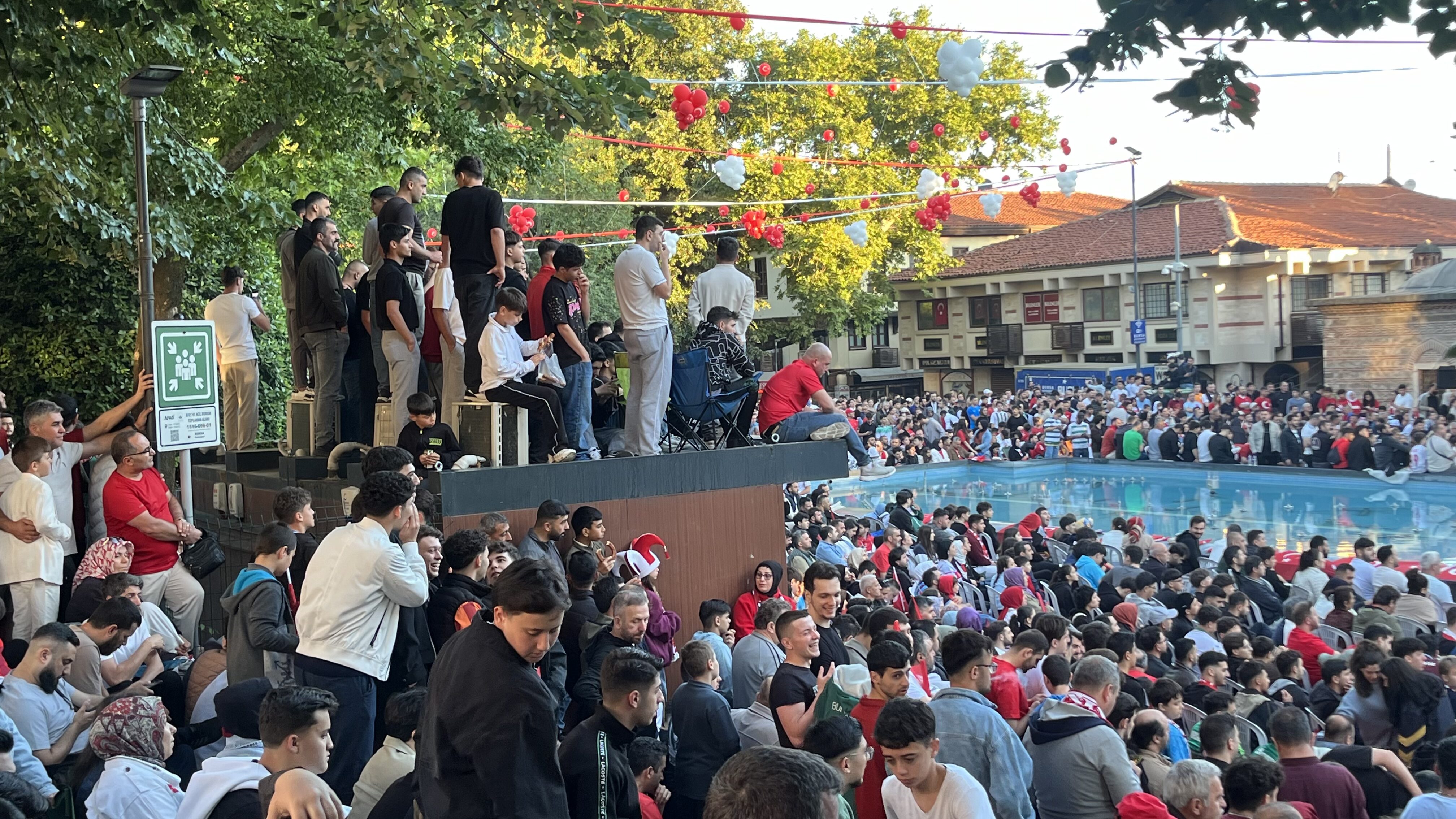 Bursa'da milli maç heyecanı meydanı doldurdu 2 Bülten Medya -