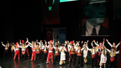 Nilüfer Belediyesi kreşlerinde eğitim gören minik öğrenciler, yıl sonu gösterisinde