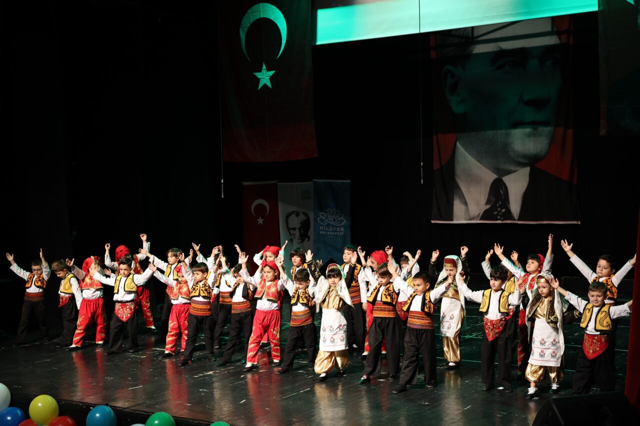 Nilüfer Belediyesi kreşlerinde eğitim gören minik öğrenciler, yıl sonu gösterisinde