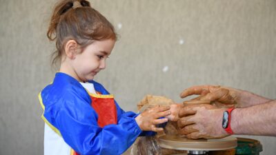 Osmangazi Belediyesi’nin kreşlerinde düzenlenen çömlek atölyelerinde çocuklar hem geleneksel sanatla