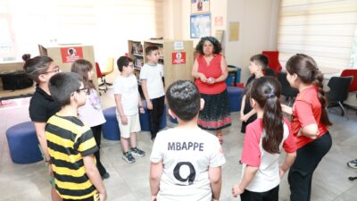 Osmangazi Belediyesi’nin Küçük Yazarlar Atölyesi’nde çocuklar hem yazarlığın inceliklerini öğreniyor