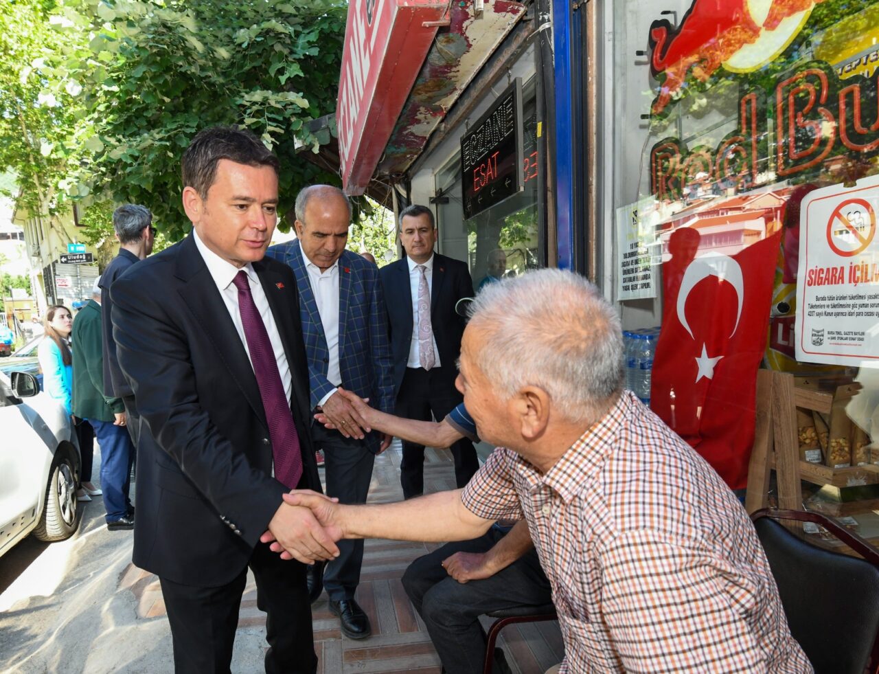 Osmangazi Belediye Başkanı Erkan Aydın, Alacahırka Mahallesi’nde düzenlenen kahvaltı programında