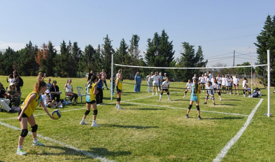 1500 kız çocuğu voleybol coşkusu yaşadı Osmangazi Belediyesi’nin düzenlediği Mini Voleybol Şenliği’nde 1500 kız çocuğu üç