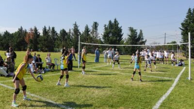 Osmangazi Belediyesi’nin düzenlediği Mini Voleybol Şenliği’nde 1500 kız çocuğu üç