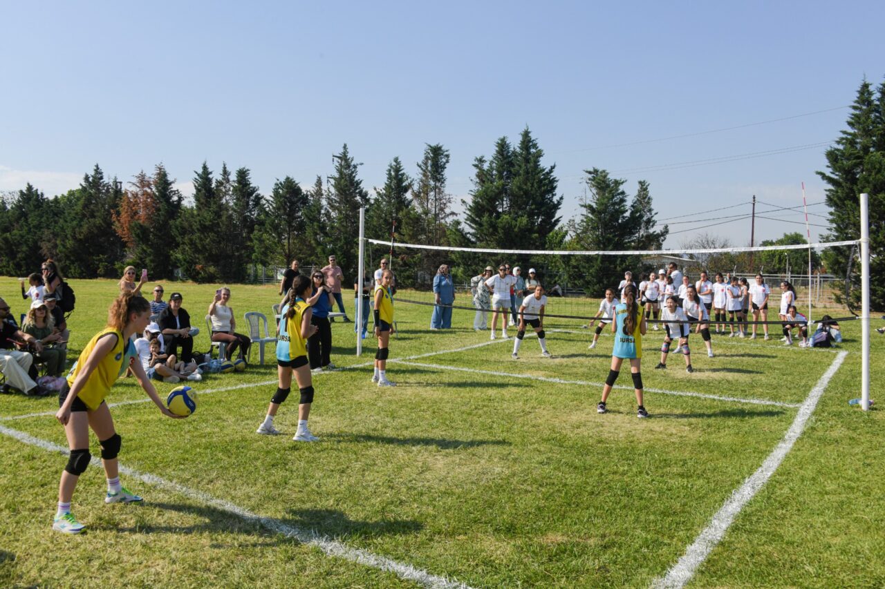 Osmangazi Belediyesi’nin düzenlediği Mini Voleybol Şenliği’nde 1500 kız çocuğu üç
