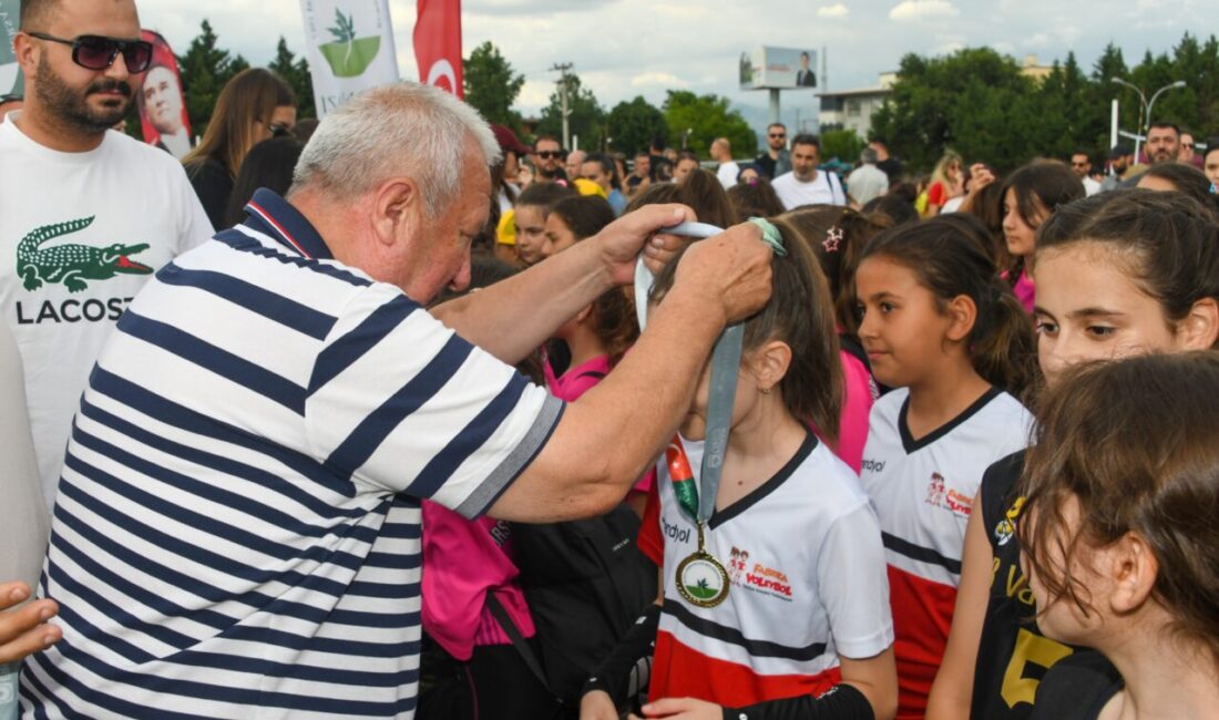 1500 minik sporcu madalyalarına kavuştu Osmangazi Belediyesi’nin düzenlediği Mini Voleybol Şenliği’nde yaklaşık 1500 kız çocuğu