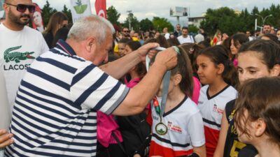 Osmangazi Belediyesi’nin düzenlediği Mini Voleybol Şenliği’nde yaklaşık 1500 kız çocuğu