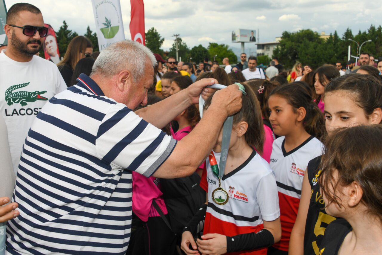 Osmangazi Belediyesi’nin düzenlediği Mini Voleybol Şenliği’nde yaklaşık 1500 kız çocuğu