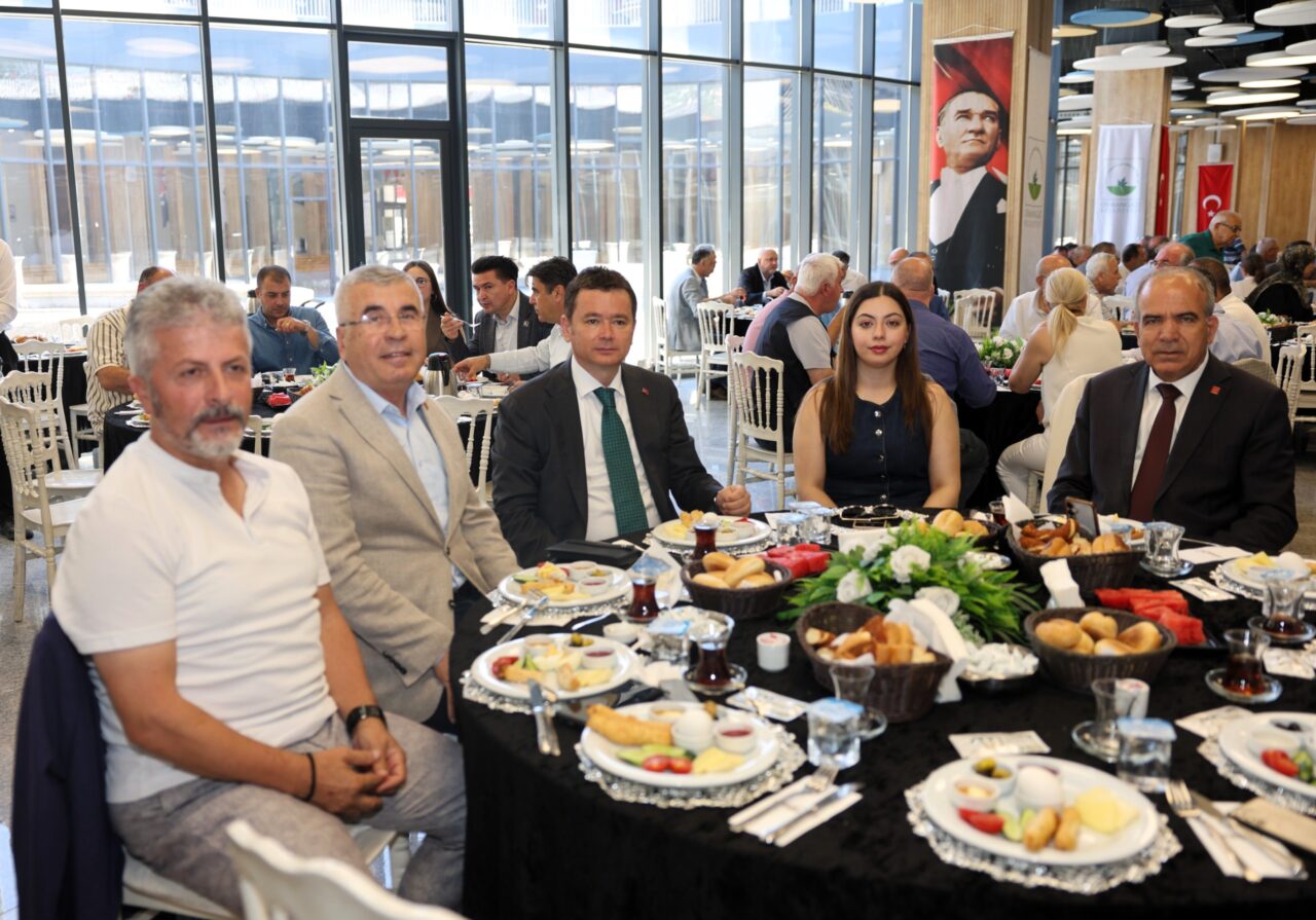 Osmangazi Belediye Başkanı Erkan Aydın, mahalle muhtarlarıyla bir araya gelerek